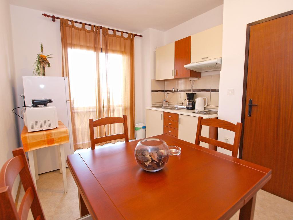 Family Friendly Apartment 946 Пула Екстериор снимка