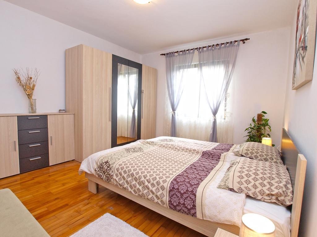 Family Friendly Apartment 946 Пула Екстериор снимка